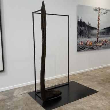 Angélique Lecaille, "Walk the line, Scissy I", 2018. Bois antique et métal, 130 x 40 x 60 cm, pièce unique.