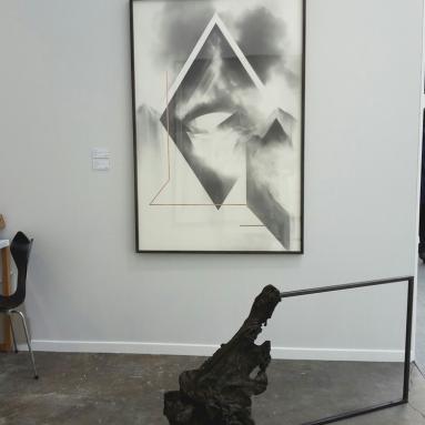 Angélique Lecaille. "Walk the line, Scissy - II", sculpture et "Landscape 1", dessin graphite, 150 x 100 cm, 2019.