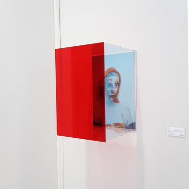 Ariane Yadan. "Charly", tirage photographique et plexiglas, 51 x 38 x 34 cm, 2019